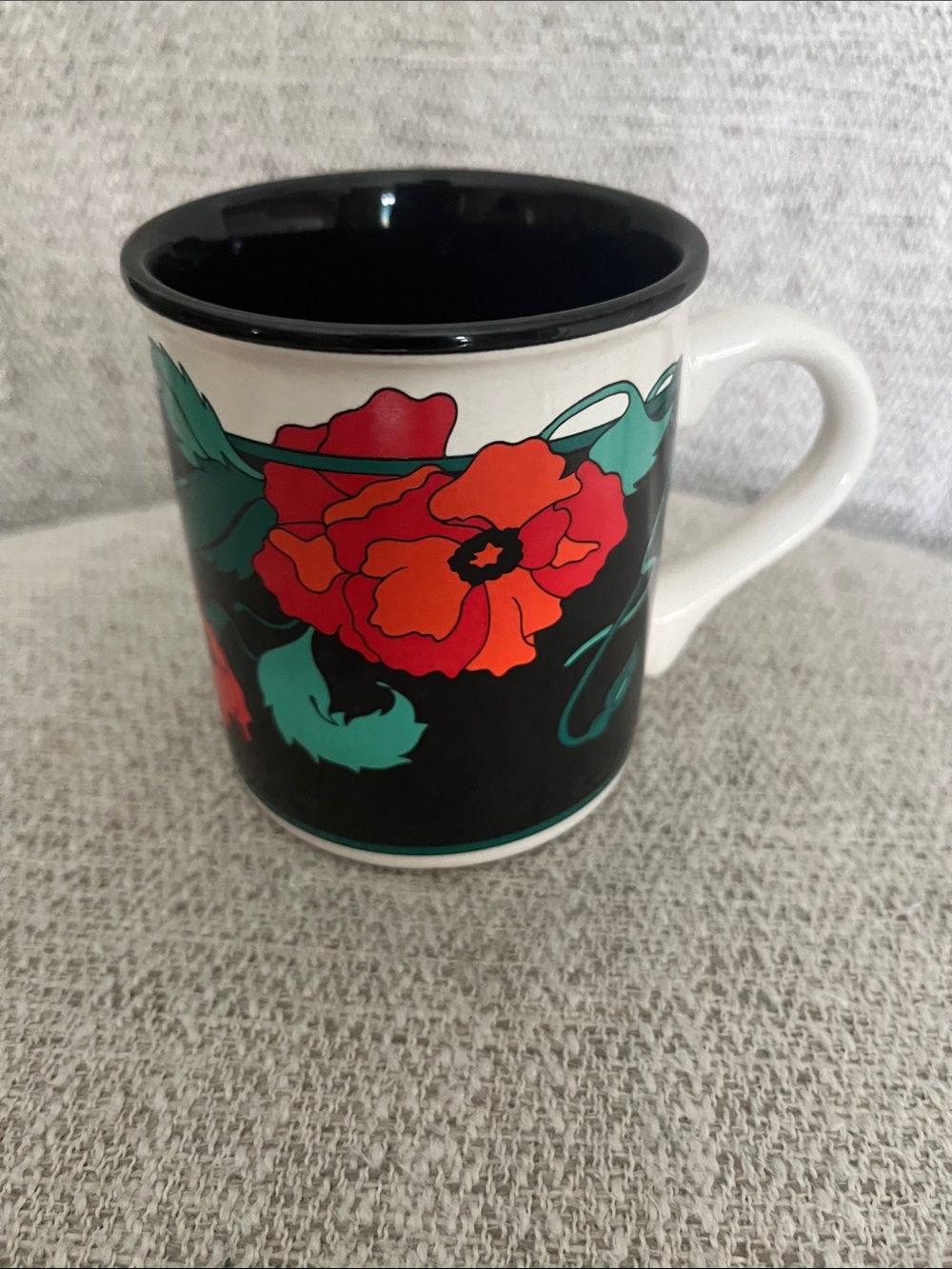 Vintage potpourri press 1989
Korea red poppy floral mug black center background